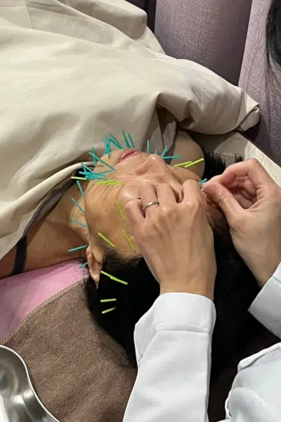 【劉盈盈醫師聊聊天】睡得夠卻總覺得沒精神?臉上的疲態,可能來自你沒發現的皺眉習慣 【劉盈盈醫師聊聊天】睡得夠卻總覺得沒精神?臉上的疲態,可能來自你沒發現的皺眉習慣