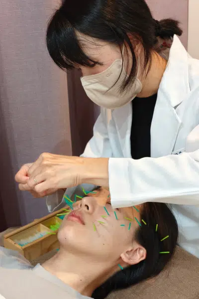 【劉盈盈醫師聊聊天】 |拍照永遠只敢側45度?大小臉的原因,藏在你每天的習慣裡 【劉盈盈醫師聊聊天】 |拍照永遠只敢側45度?大小臉的原因,藏在你每天的習慣裡