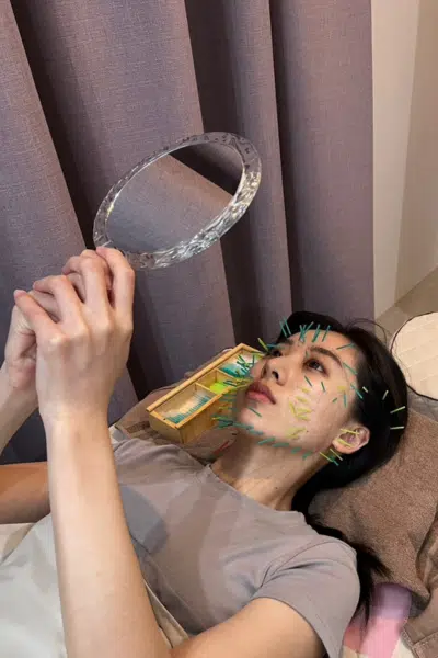 【劉盈盈醫師聊聊天】 |拍照永遠只敢側45度?大小臉的原因,藏在你每天的習慣裡 【劉盈盈醫師聊聊天】 |拍照永遠只敢側45度?大小臉的原因,藏在你每天的習慣裡